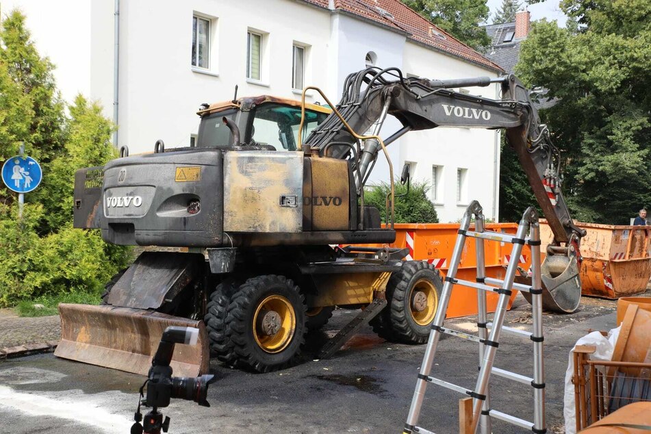 Im Leipziger Stadtteil Stötteritz stand ein Bagger in Flammen.