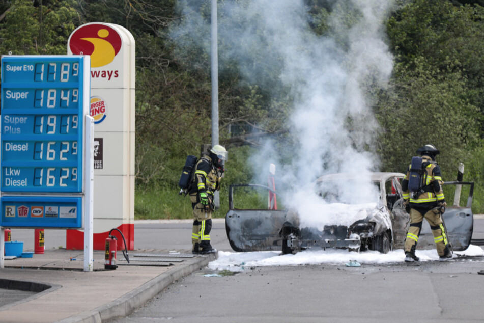 Der Toyota Corolla konnte weit genug von der Tankstelle auf dem Rastplatz gestoppt werden.
