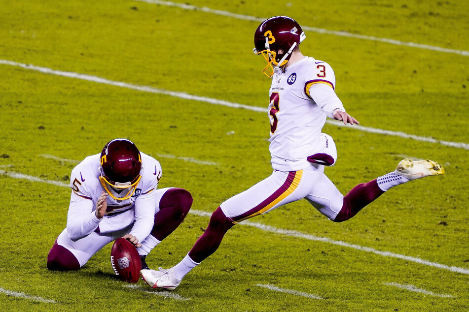 Washington kicker Dustin Hopkins (r) kicked the game-winning field goal to give his team the Thursday night win over New York.