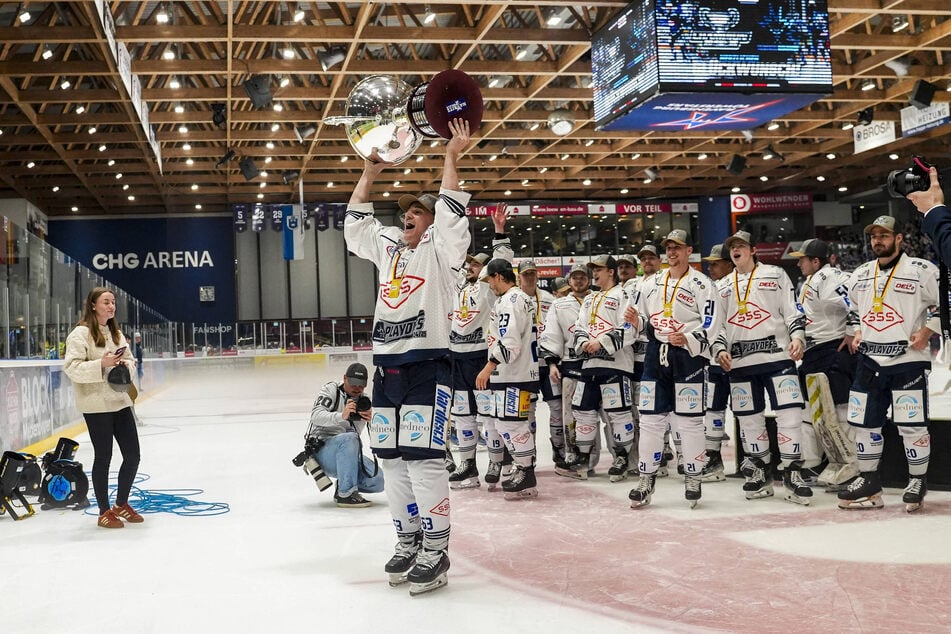 Davird Rundqvist (32) konnte schon in der Meistersaison erst am Ende eingreifen, mithelfen, den Pott zu holen, und am Ende hochstemmen.