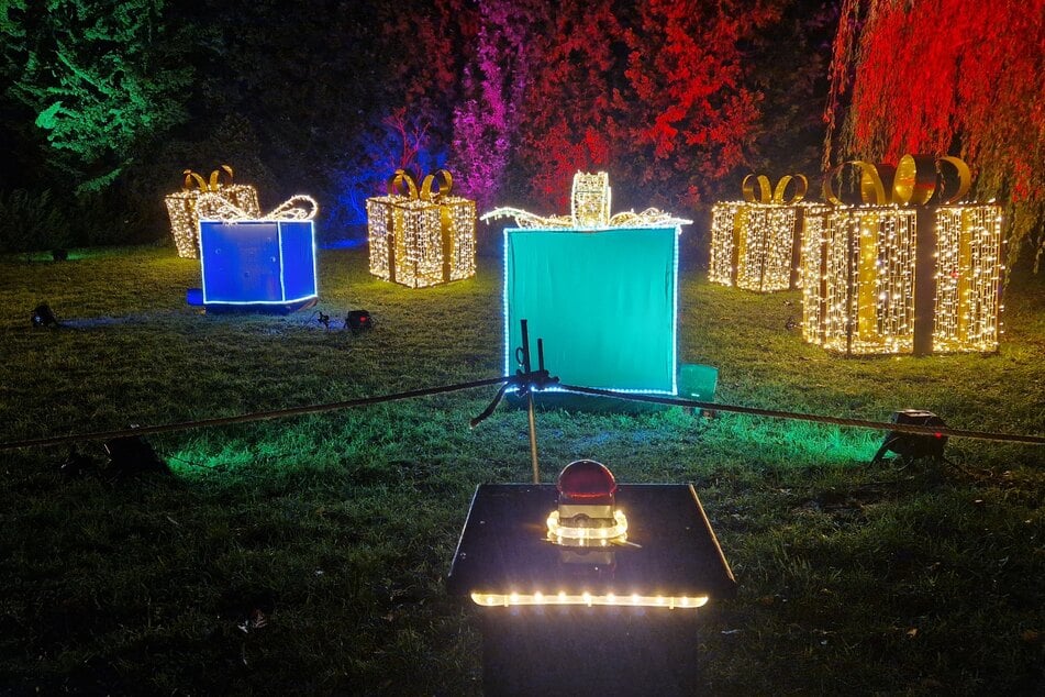 Viele der 30 Installationen sind interaktiv und bewusst familienfreundlich gestaltet: Per Buzzer wird hier das Geschenk durchsichtig und offenbart seinen Inhalt.