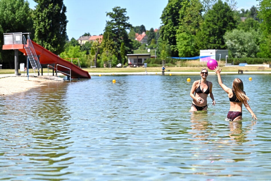 Badegäste genossen das kühle Nass.