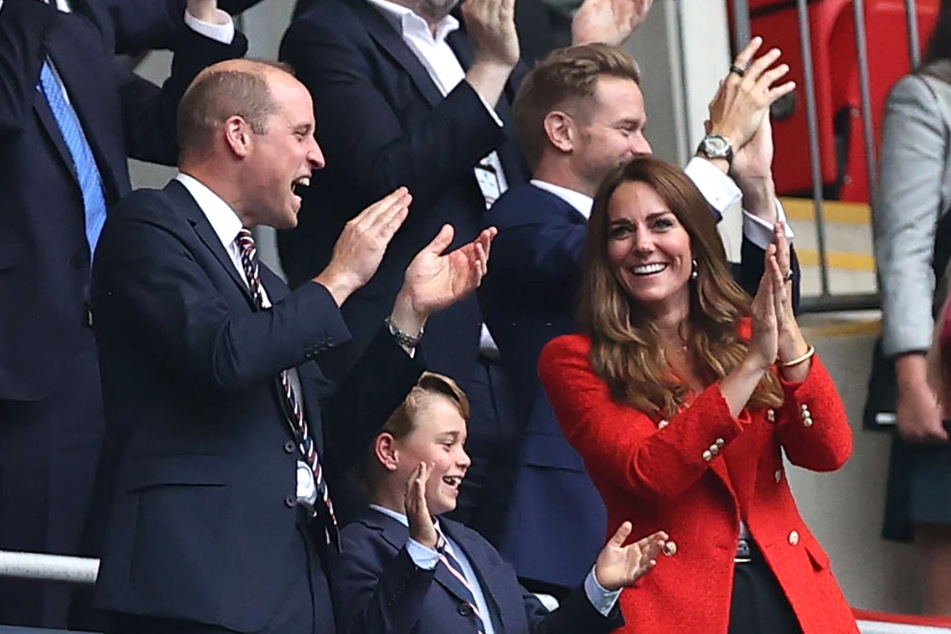 Im Freudentaumel: Prinz William (39) und Kate Middleton (39) zusammen mit ihrem Sohn George (7).