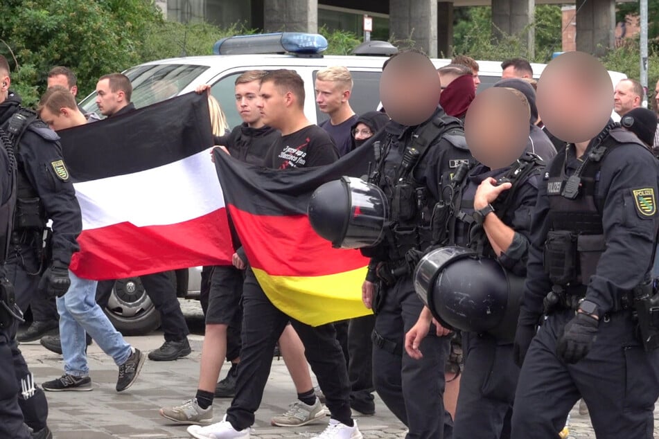Eine Gegendemo von Rechten sammelte sich in der Brückenstraße. Zwischenfälle blieben aus.