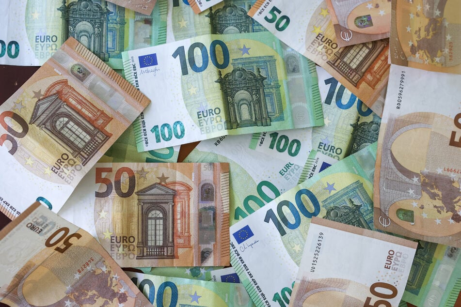 Die Verdächtigen hatten am Flughafen Stuttgart insgesamt Bargeld in Höhe von rund 215.000 Euro bei sich. (Symbolfoto)