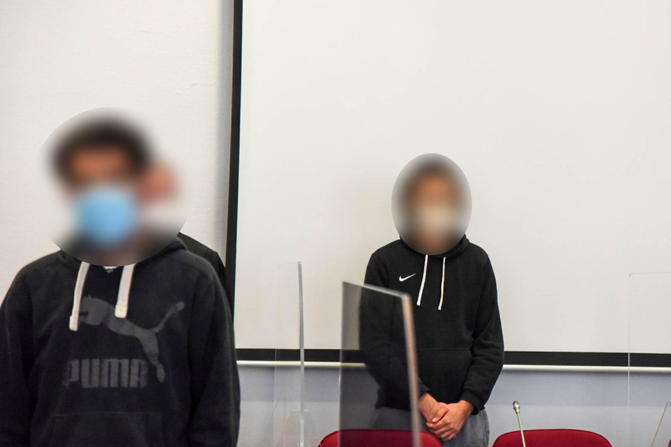 Im Prozess um einen Foltermord in einem Flüchtlingsheim in Lohmar (Rhein-Sieg-Kreis) hat das Bonner Landgericht die beiden Angeklagten (28, 29) zu langen Haftstrafen verurteilt.