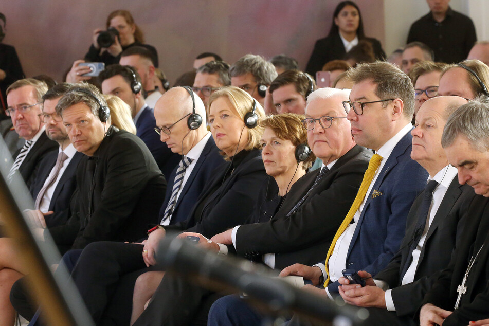 Oleksii Makeiev (3.v.r.), Botschafter der Ukraine in Deutschland, nimmt neben Bundeskanzler Olaf Scholz (2.v.r., SPD) und zahlreichen weiteren Politikern und Gästen im Schloss Bellevue an der zentralen deutschen Veranstaltung am Jahrestag des russischen Überfalls auf die Ukraine teil.