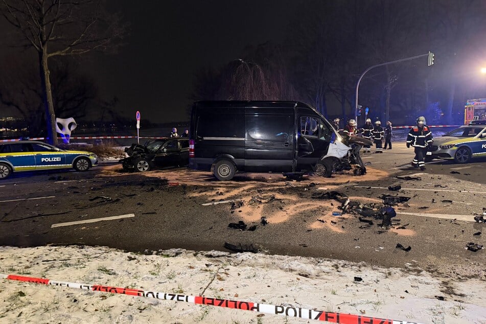 Die Kreuzung war nach dem Unfall von Trümmern übersät.