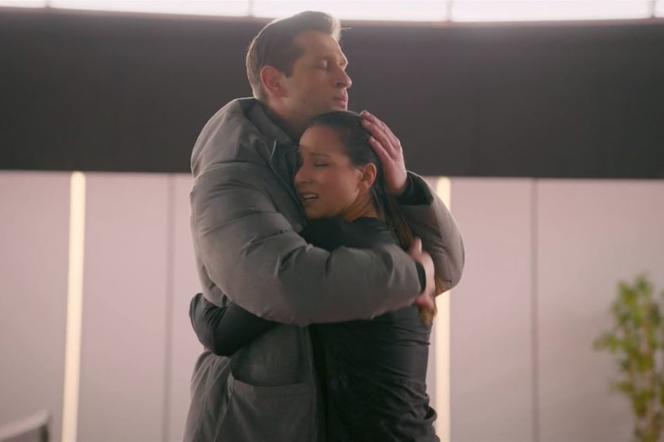 Charlie fühlt sich hilflos ohne Deniz.