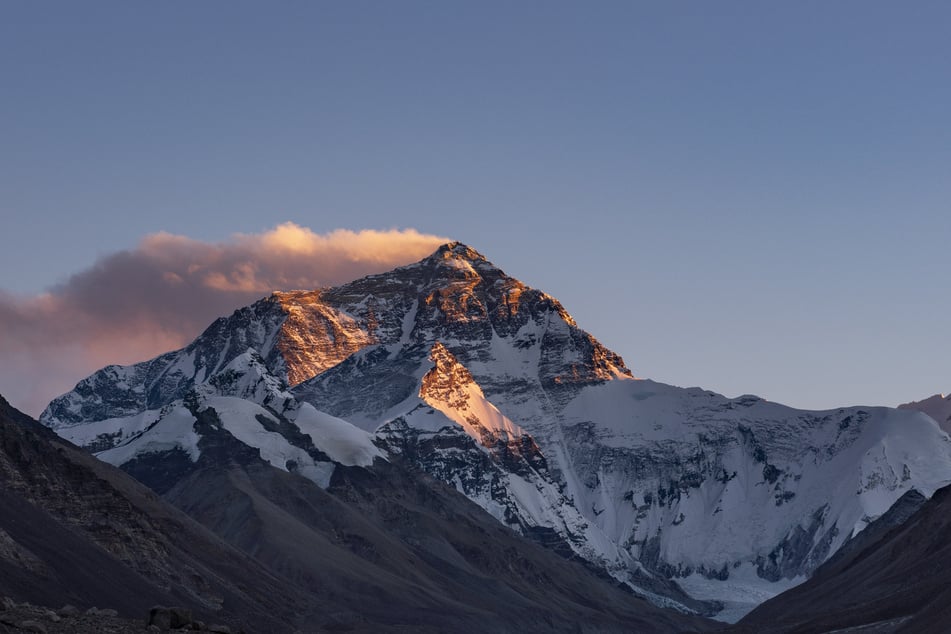 Der Mount Everest ist ein Berg im Himalaja und mit einer Höhe von über 8848 Metern der höchste Berg der Erde.