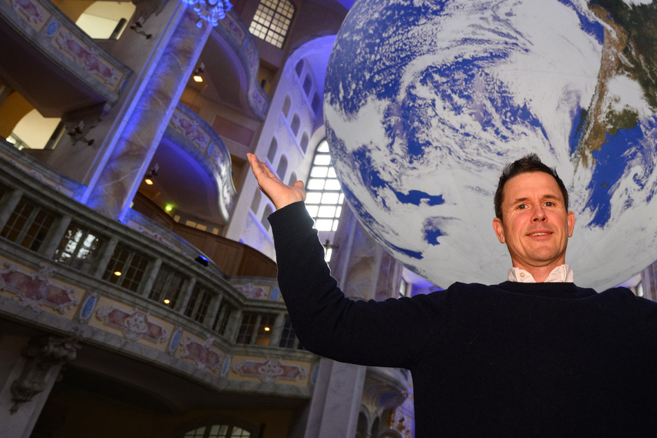 Britischer Künstler bringt den Planeten in die Dresdner Frauenkirche