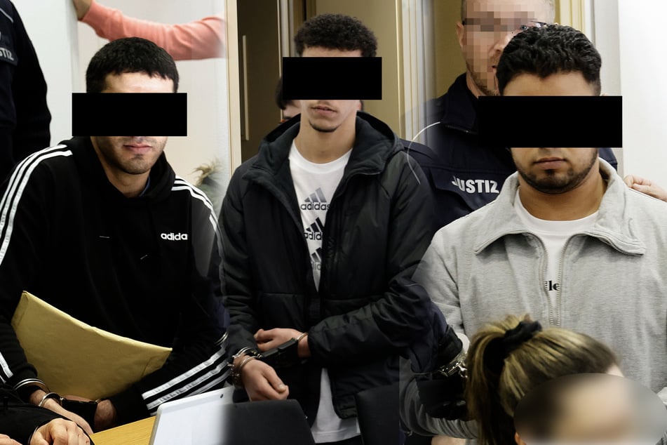 Die drei Angeklagten Bassel A. (l.28), Ibrahim A. (21) und Bilal A. (20) sollen 2023 versuchten Mord begangen haben. (Archivbild)