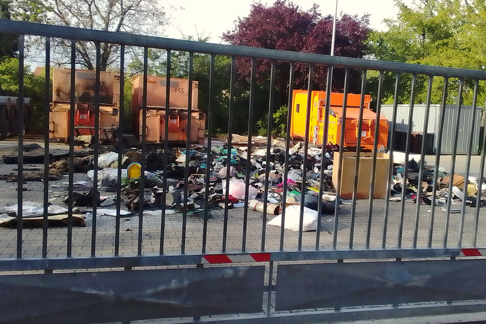 Die verkohlten Müll-Reste sind das Überbleibsel des Feuers auf dem Wertstoffhof in Lößnig.