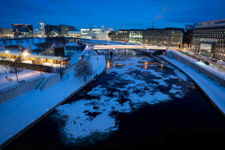Blick auf die Spree mit Eisschollen. Am Wochenende wird es in Berlin und Brandenburg besonders des Nachts noch einmal sehr kalt.