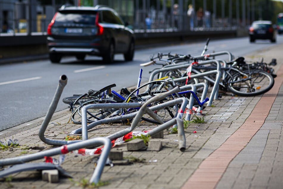 Das Auto war gegen 14 Fahrradbügel gekracht und hatte sich anschließend überschlagen.
