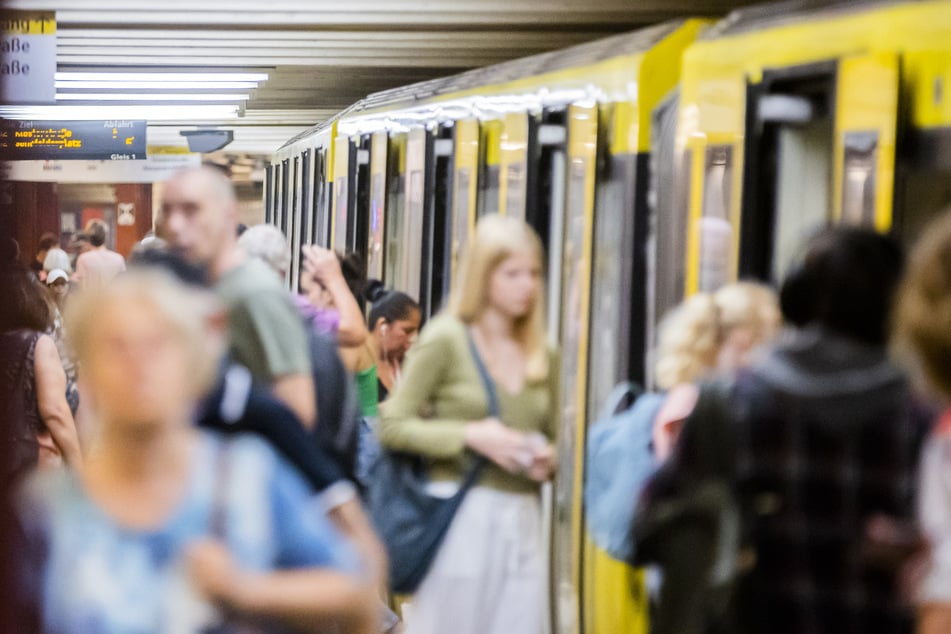 Fahrgäste der U7 müssen ab Montag mit Ersatzbussen fahren. (Symbolbild)