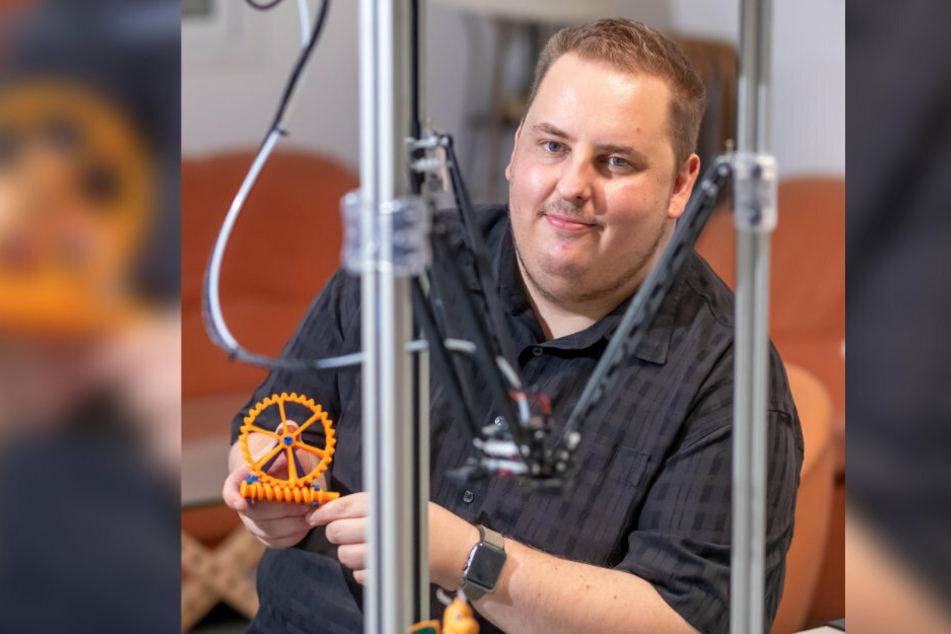 Daniel Tauscher (35) stellt im FabLab kleine Figuren aus einem 3D-Drucker her.