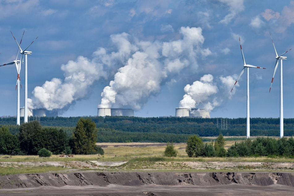 Windräder drehen sich am Rande eines ehemaligen Tagebaus vor dem Braunkohlekraftwerkes Jänschwalde. Wie in der Lausitz soll auch im mitteldeutschen Kohlerevier ein Windpark entstehen.