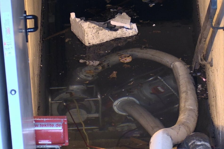 10 Millionen Liter Wasser aus Tiefgarage gepumpt: Feuerwehr beendet Einsatz in Düsseldorf
