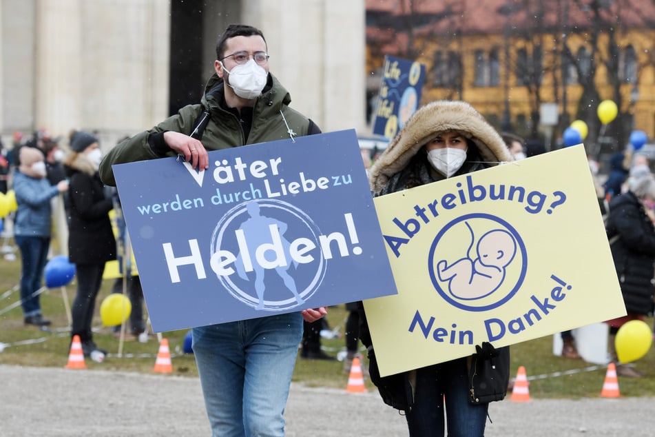 Bereits im Jahr 2021 demontierten Menschen in München gegen Abtreibungen.