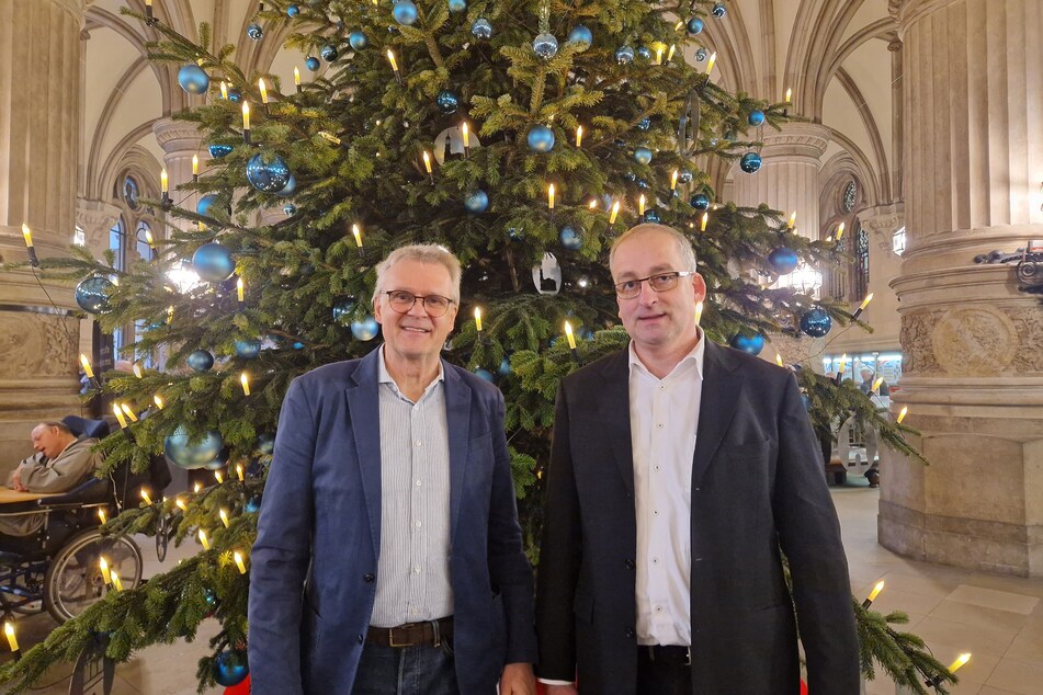 Axel Grassmann (l.), Geschäftsführer des Landesverbandes Hamburg der Lebenshilfe und Carsten Krüger, Geschäftsführer vom Hamburger Lebenshilfe-Werk gGmbH, vor dem Weihnachtsbaum im Rathaus.