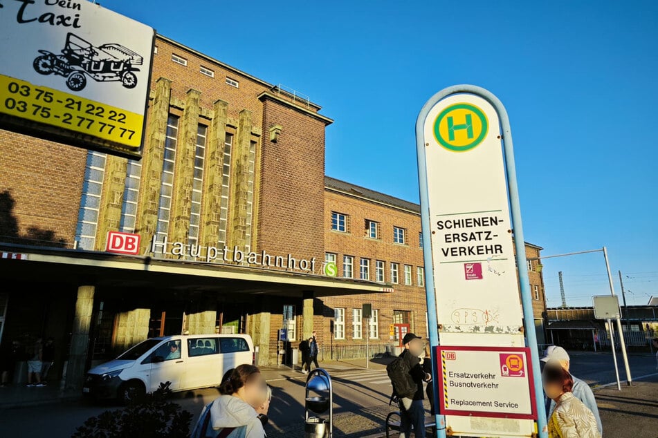 Diese SEV-Haltestelle vor dem Zwickauer Hauptbahnhof kennen Pendler nur zu gut: Ab Freitag (22. Mai) fahren hier wieder Busse nach Gößnitz.