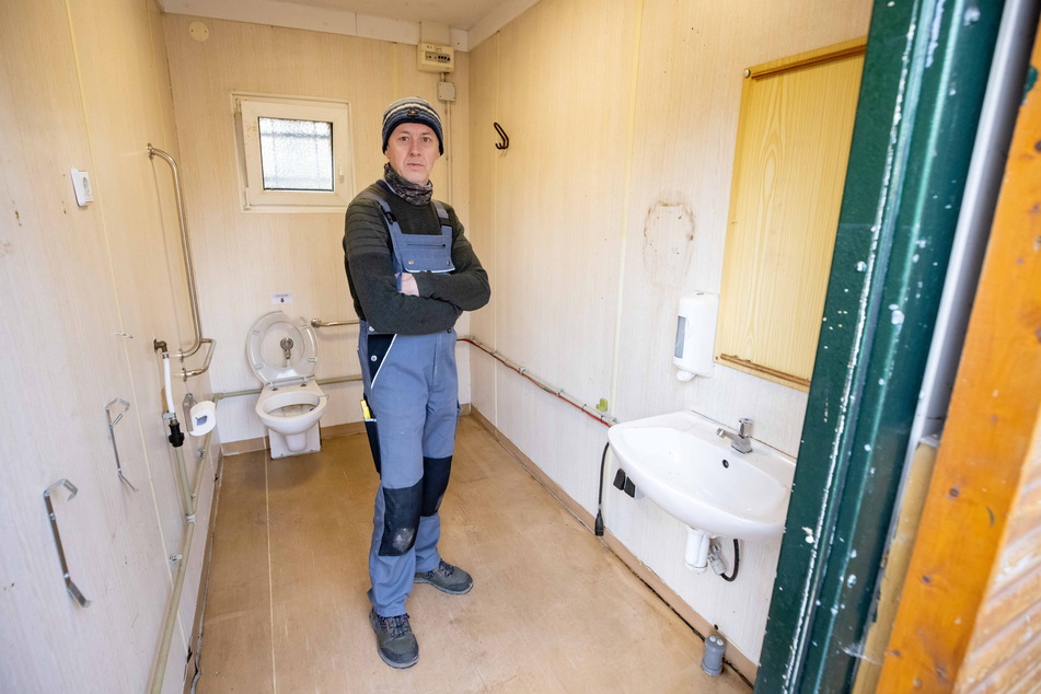 Die gröbsten Schäden hat Holm Vogel (55) selbst beseitigt. Wasser und Heizung funktionieren dennoch nicht, das Klo ist undicht.