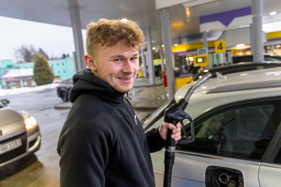 Nicks (18) Grinsen belegt, dass er weiß, wo er beim Tanken spart.