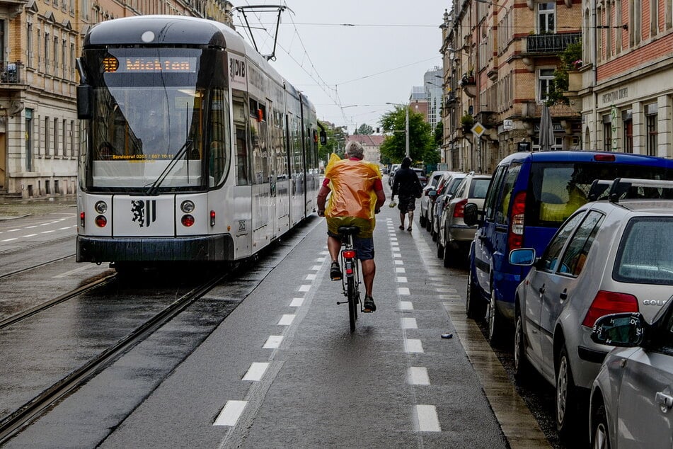 Auf der Fritz-Reuter-Straße im Hechtviertel finden sich jetzt weiß markierte Dooring-Zonen.