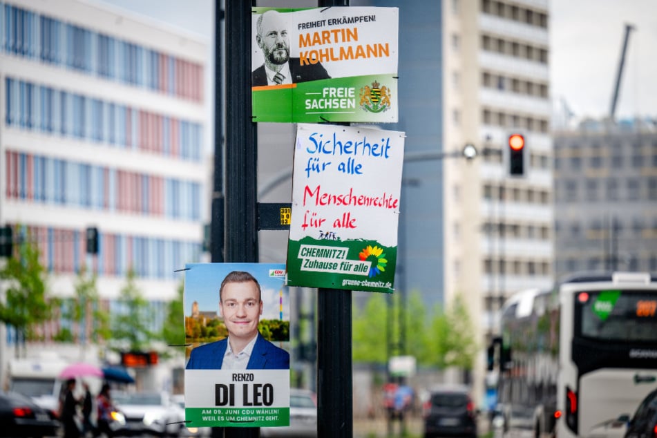 Die Grünen haben mit selbstgemalten Plakaten wie hier an der Bahnhofstraße den Wahlkampf der rechtsextremen Parteien kommentiert.