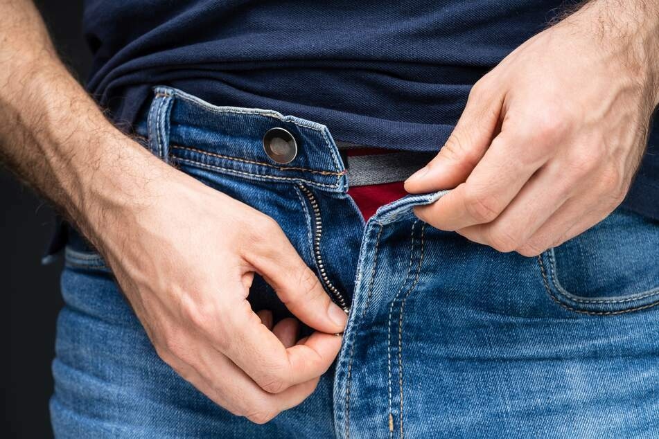 In Chemnitz soll sich ein Mann vor Schülern entblößt haben. (Symbolbild)