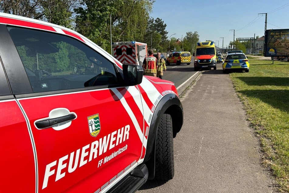 Zahlreiche Rettungskräfte eilten zum Unfallort, nachdem ein Junge (9) von einem Auto angefahren worden ist.