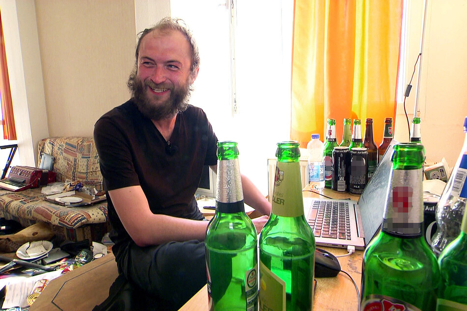 Zwischen Bierflaschen, Lebensmitteln und Müll schreibt Alex (30) aus seiner verdreckten Dresdner Wohnung erotische Nachrichten an Männer.