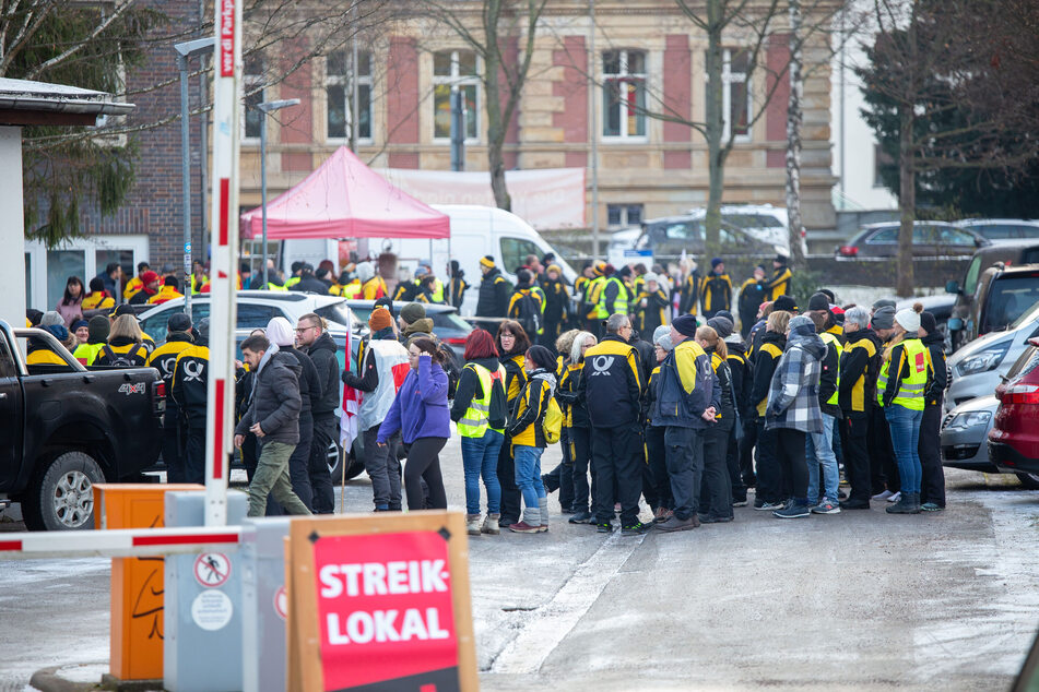 Angestellte der Deutschen Post stehen an einem Streik in Erfurt.