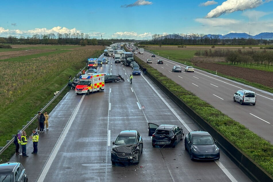 Ein Rückstau von mehreren Kilometern Länge macht den Autofahrern auf der A5 zu schaffen.