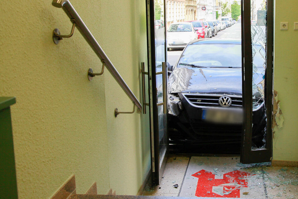 Unfall in Görlitz: VW brettert frontal in Apotheke