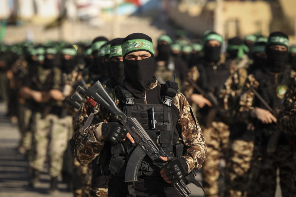 Maskierte Mitglieder der al-Qassam-Brigaden der Hamas marschieren während einer Kundgebung in Gaza-Stadt.
