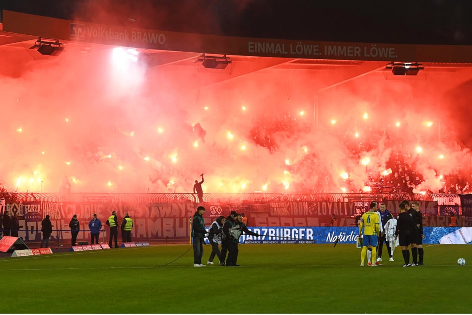 Immerhin eine atemberaubende Pyroshow hatten die HSV-Fans zu Spielbeginn zu bieten.