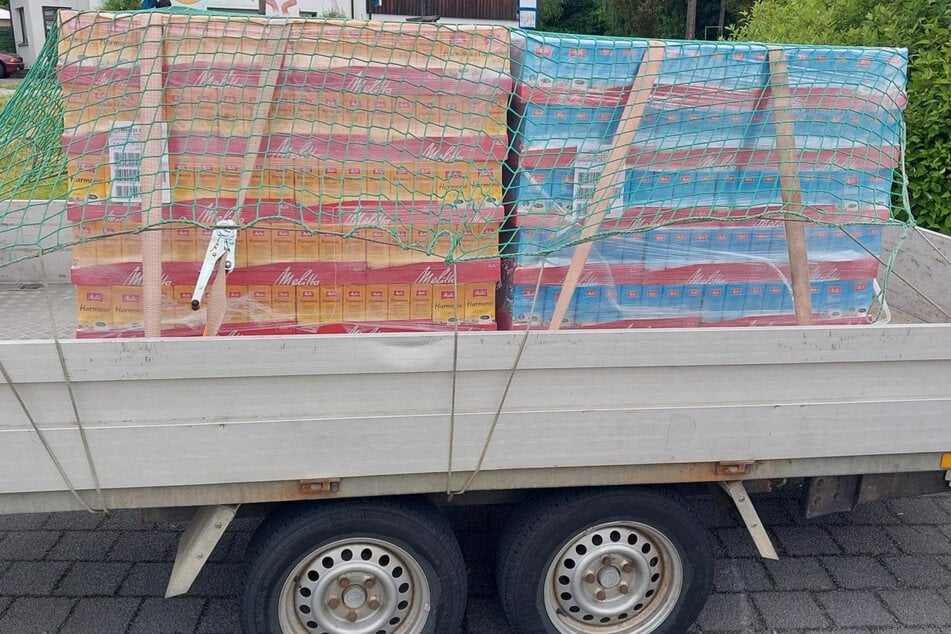 Ganz schön abgebrüht! Mann mit 788 Kilo Kaffeepulver auf Hänger ohne Plakette gestoppt