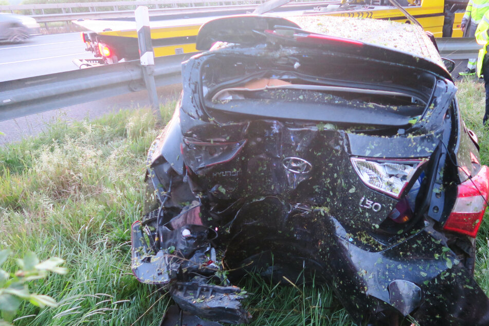 Unfall A1: Suff-Crash: Auto kracht gegen Baum, drei Menschen teils schwer verletzt!