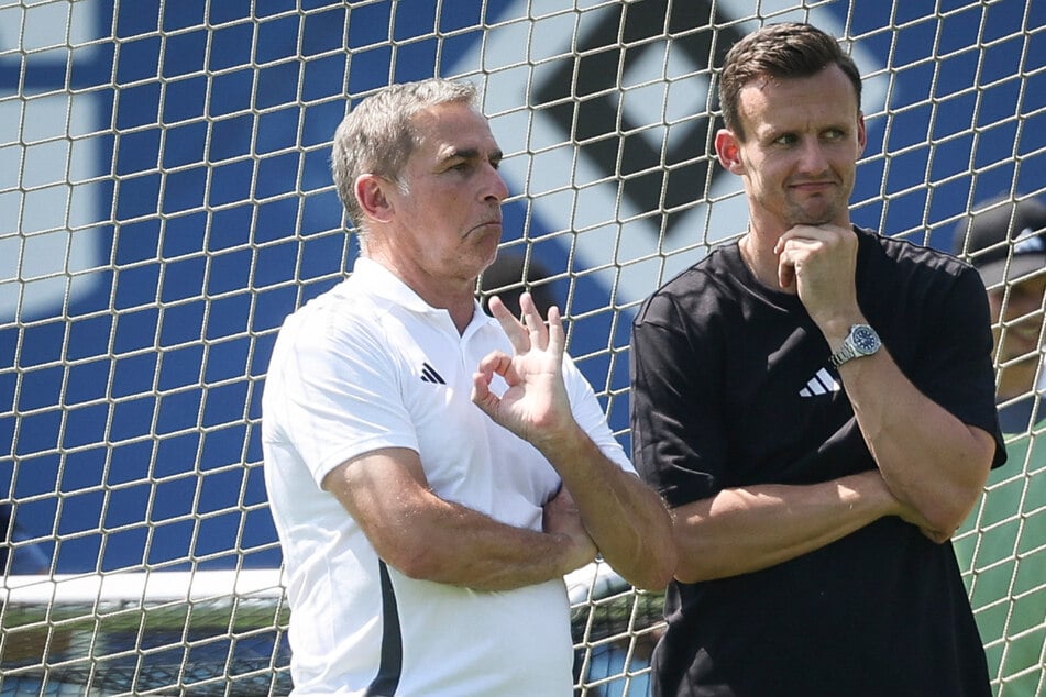 HSV-Sportchef Claus Costa (r) hat über die vergangene Transferperiode gesprochen.