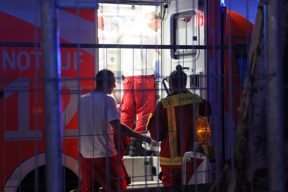 Der 58-Jährige aus Berlin wird schwer verletzt in ein Krankenhaus gebracht.