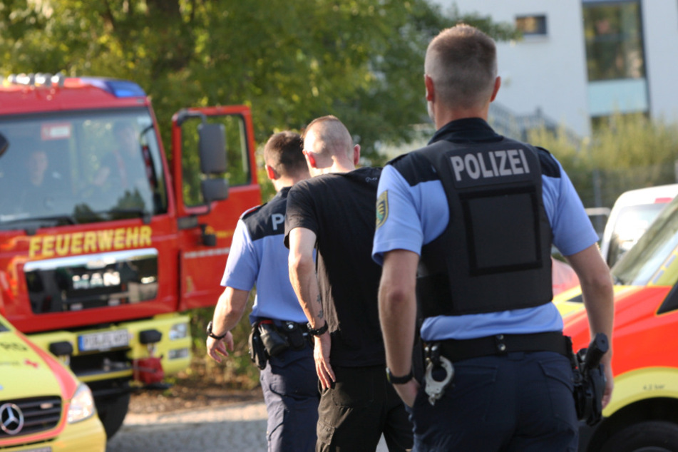 Hier die Polizisten mit dem mutmaßlichen Täter.