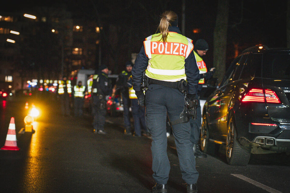 Während einer Verkehrskontrolle haben Berliner Polizisten am Freitagabend einer Frau das Leben gerettet.