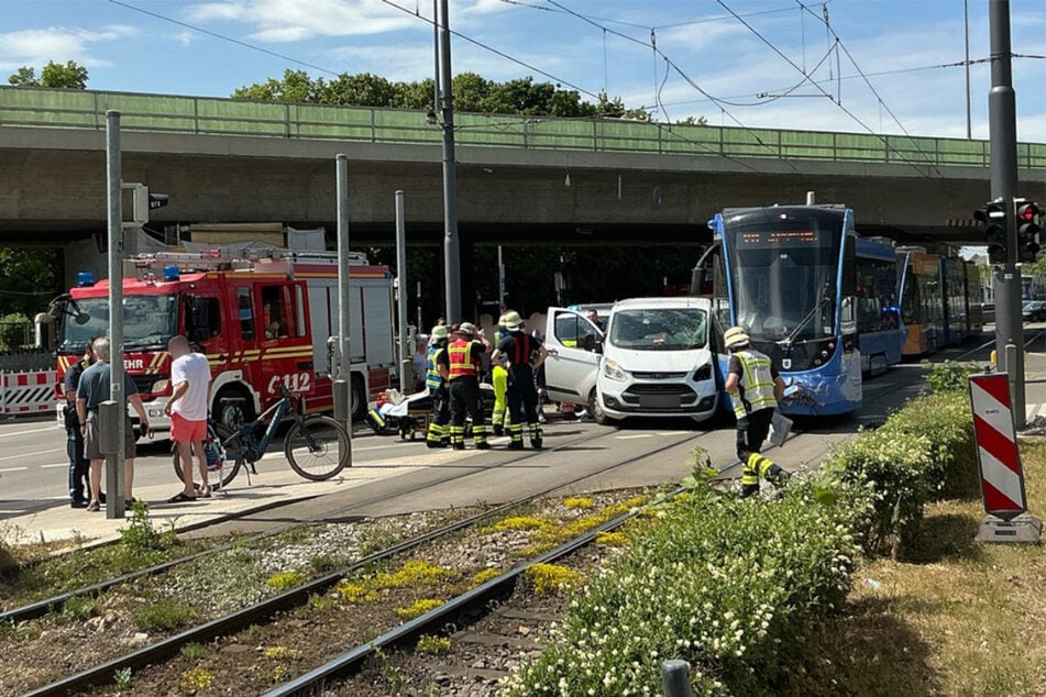 Als der Transporter verbotenerweise links abbiegen wollte, kam es zum Zusammenstoß mit der Tram.