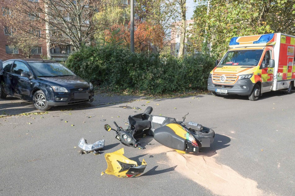 Der Rollerfahrer wurde dabei verletzt, sein Gefährt schwer beschädigt. Auch das Auto war in Folge des Crashs nicht mehr fahrbereit.