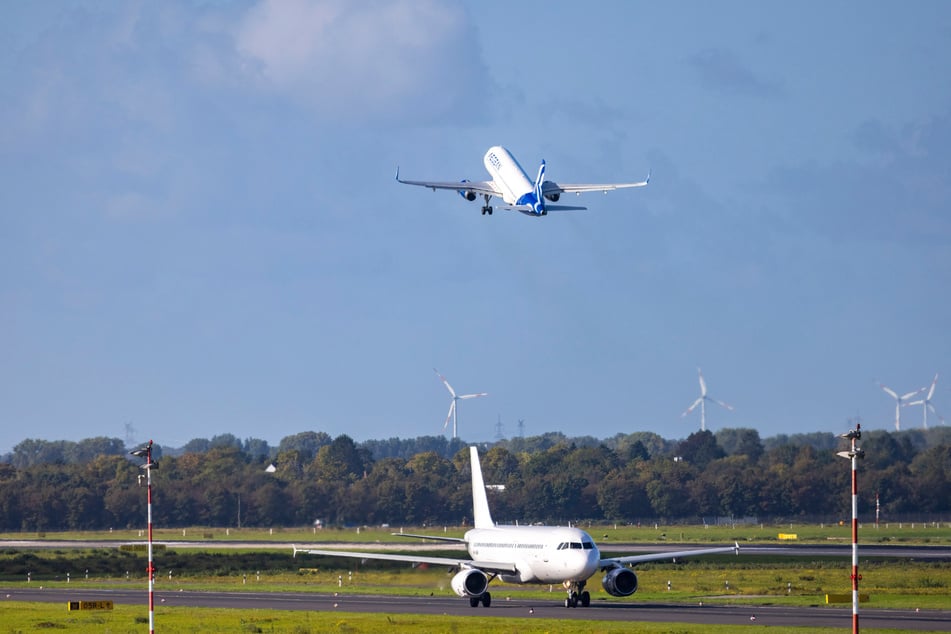 Das Abschiebeflugzeug hob am frühen Dienstagmorgen vom Düsseldorfer Airport in Richtung Irak ab. (Symbolbild)