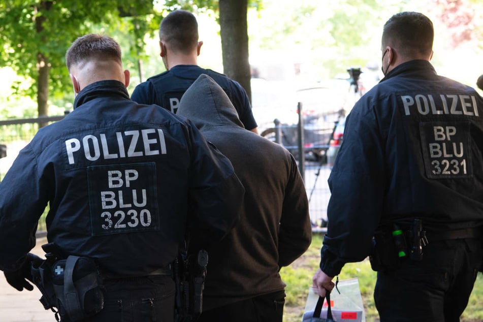 Bei einer Razzia gegen Schleuser führen Polizisten einen Tatverdächtigen in Berlin ab. Zur Bewältigung sogenannter Encrochat-Verfahren soll die Hauptstadt drei bis fünf zusätzliche Große Strafkammern erhalten. (Symbolfoto)
