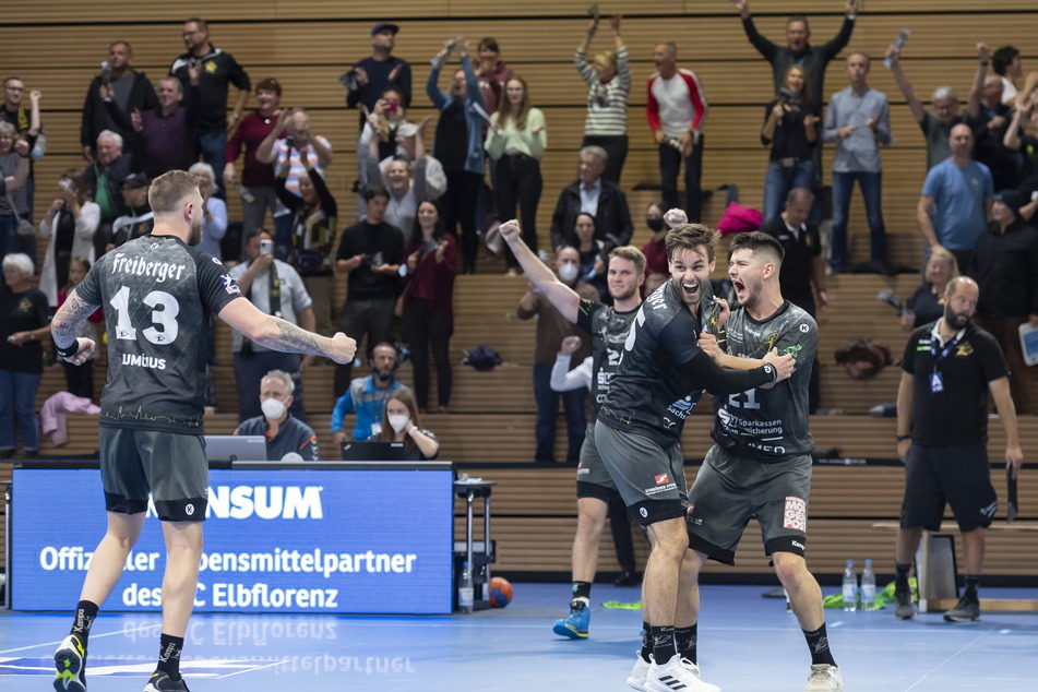 Jubel nach dem knappen Sieg bei den HCE-Spielern Mindaugas Dumcius (v.l.n.r.), Nils Kretschmer, Sebastian Greß und Philip Jungemann.