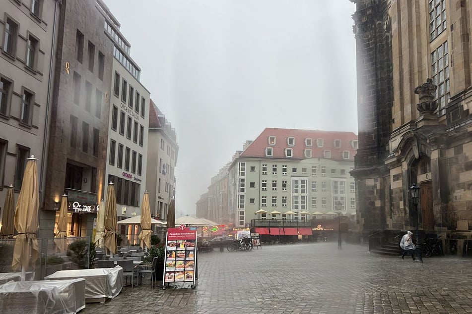 Die Gewitterlinie hat Dresden erreicht.